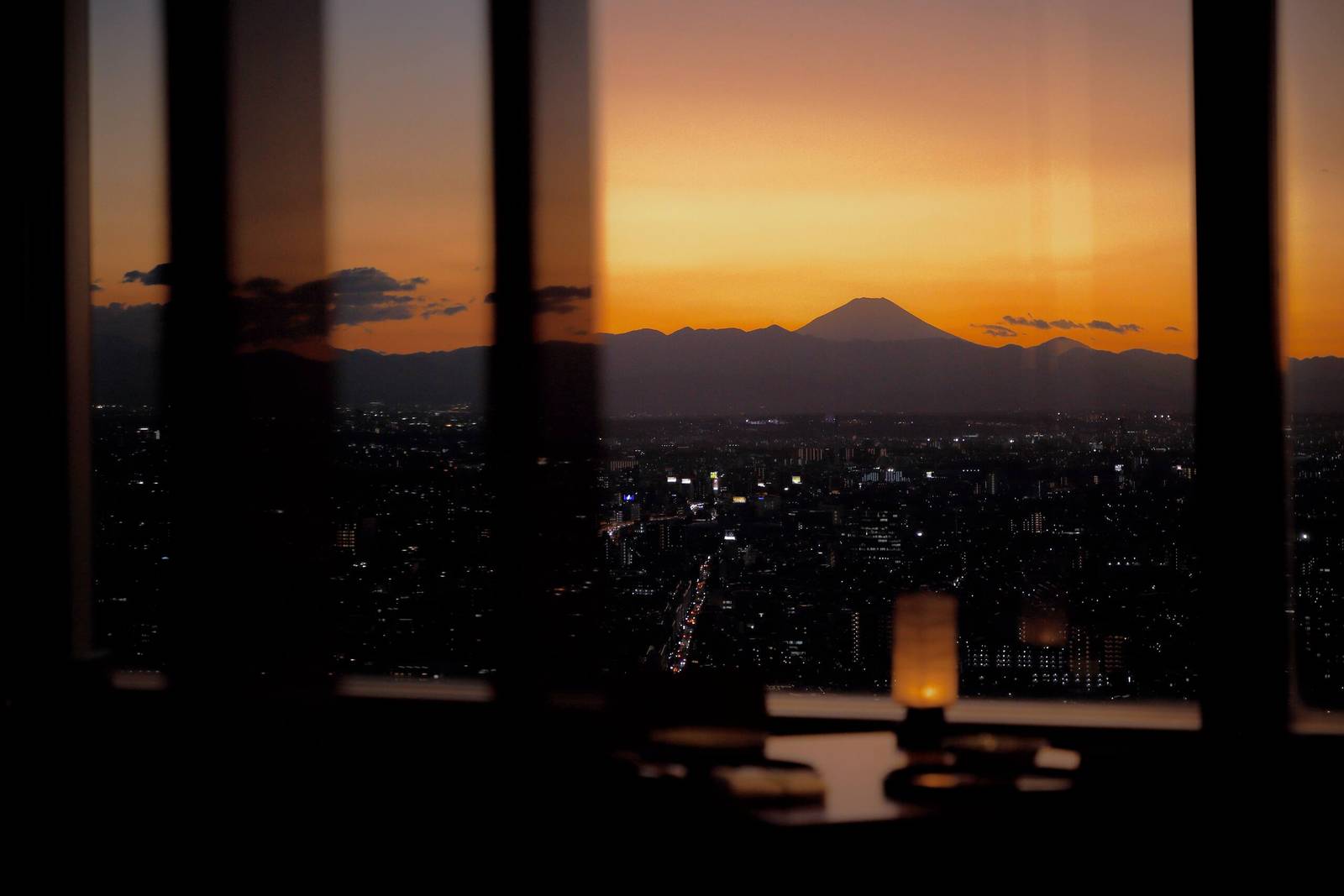 東京柏悅酒店窗外黃昏的富士山剪影