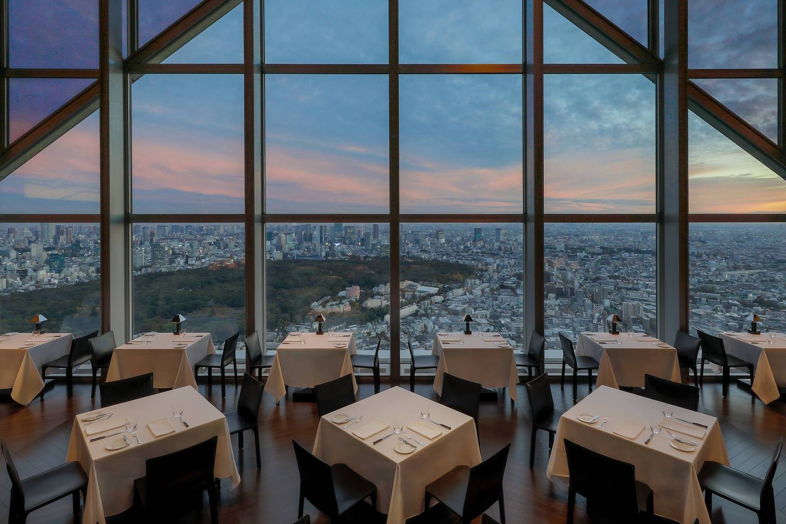 東京柏悅酒店 New York Grill 用餐區與城市景觀