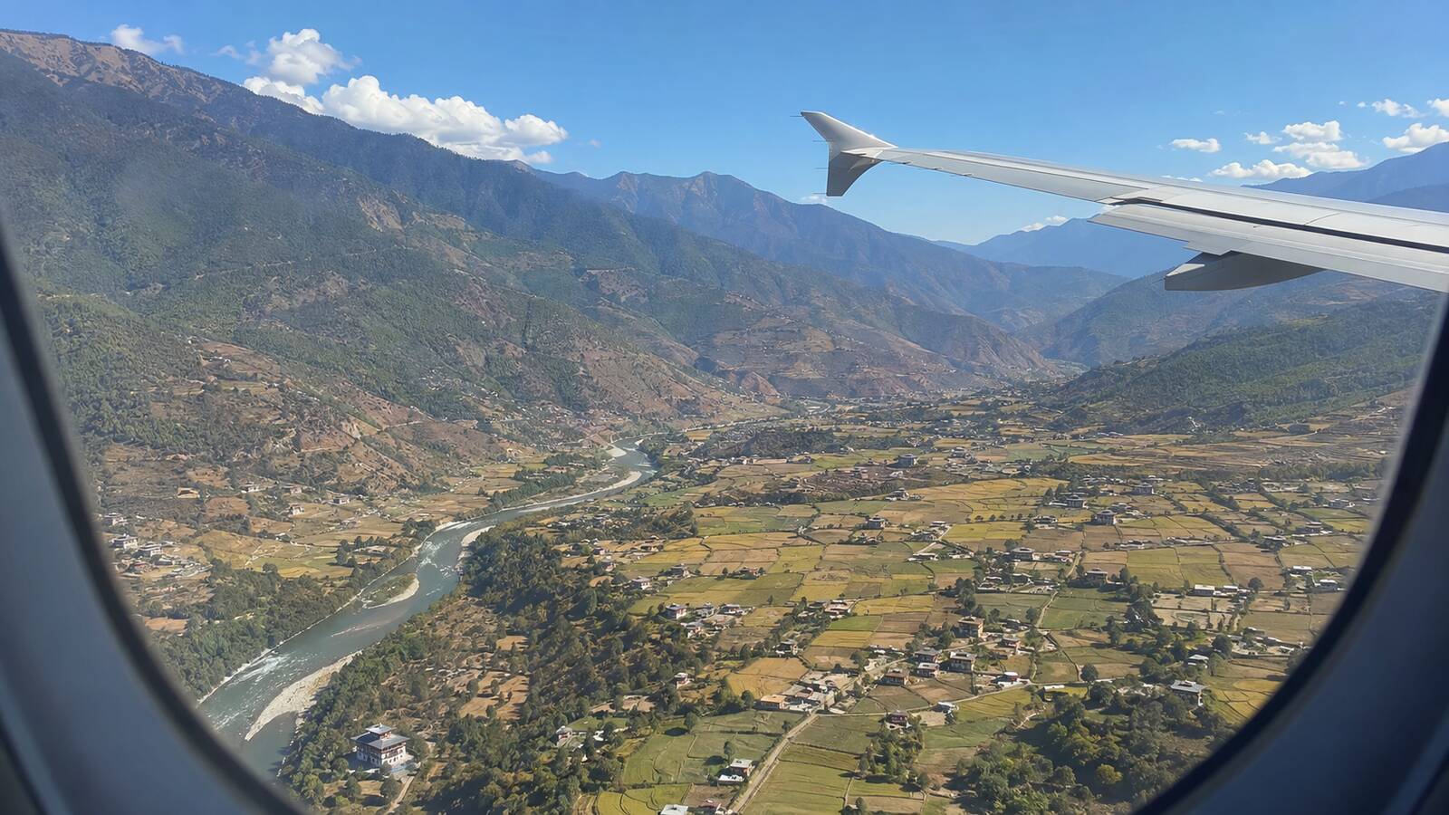 客機飛越喜馬拉雅山谷準備降落的窗景