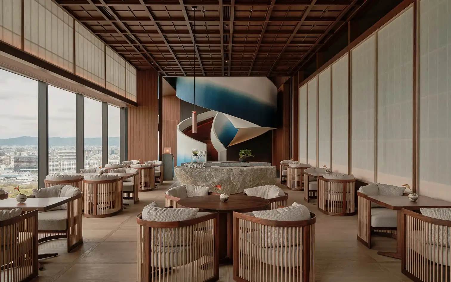 大阪柏典酒店 NIJIRI 的木質座椅、和紙牆面與落地窗景