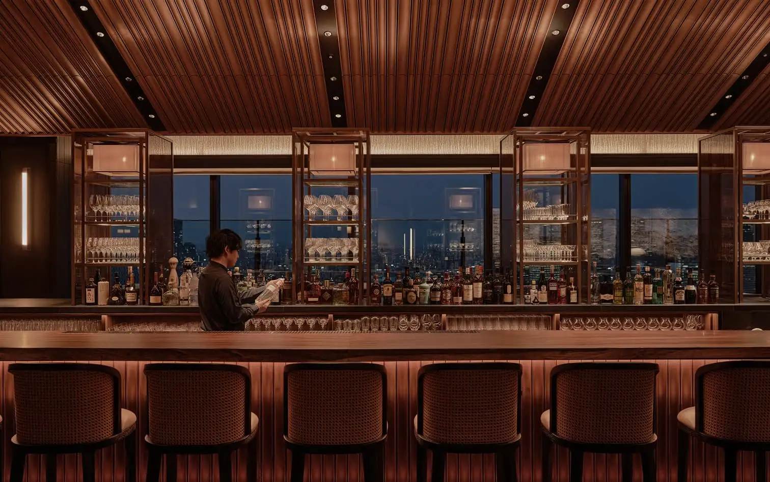 大阪柏典酒店 Sonata 酒吧的木質吧台與城市夜景