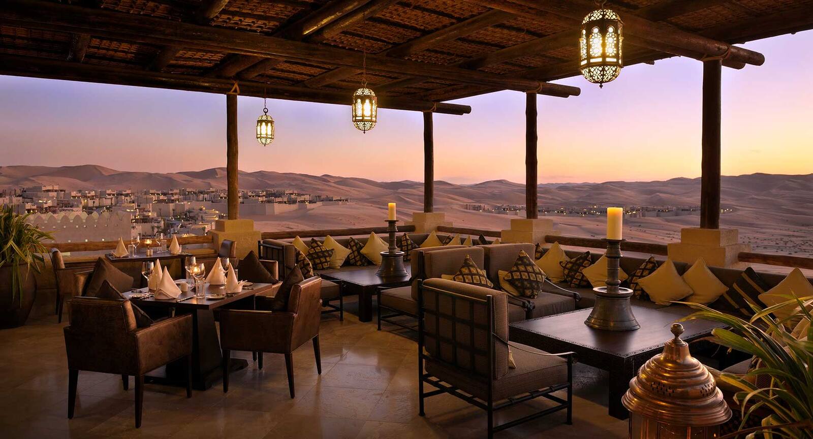 Qasr Al Sarab 度假村 Suhail 屋頂酒廊的沙丘景色