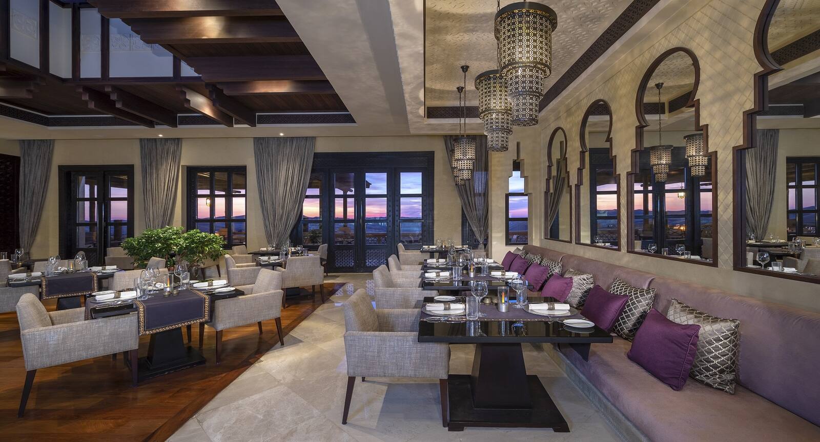 Qasr Al Sarab 度假村 Suhail 的室內用餐空間