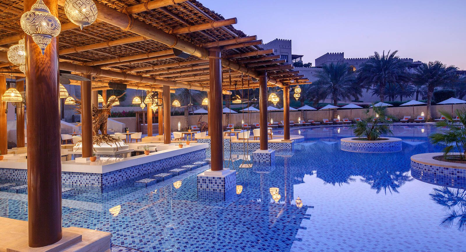 Qasr Al Sarab 度假村 Naseem 泳池吧的吧檯