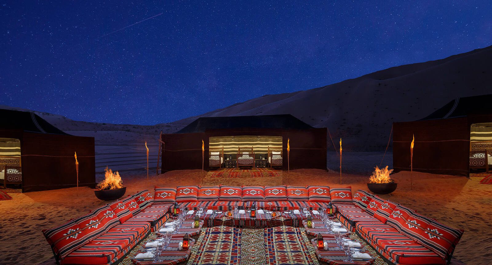 Qasr Al Sarab 度假村沙丘間的 Camp Nujum 晚宴營地