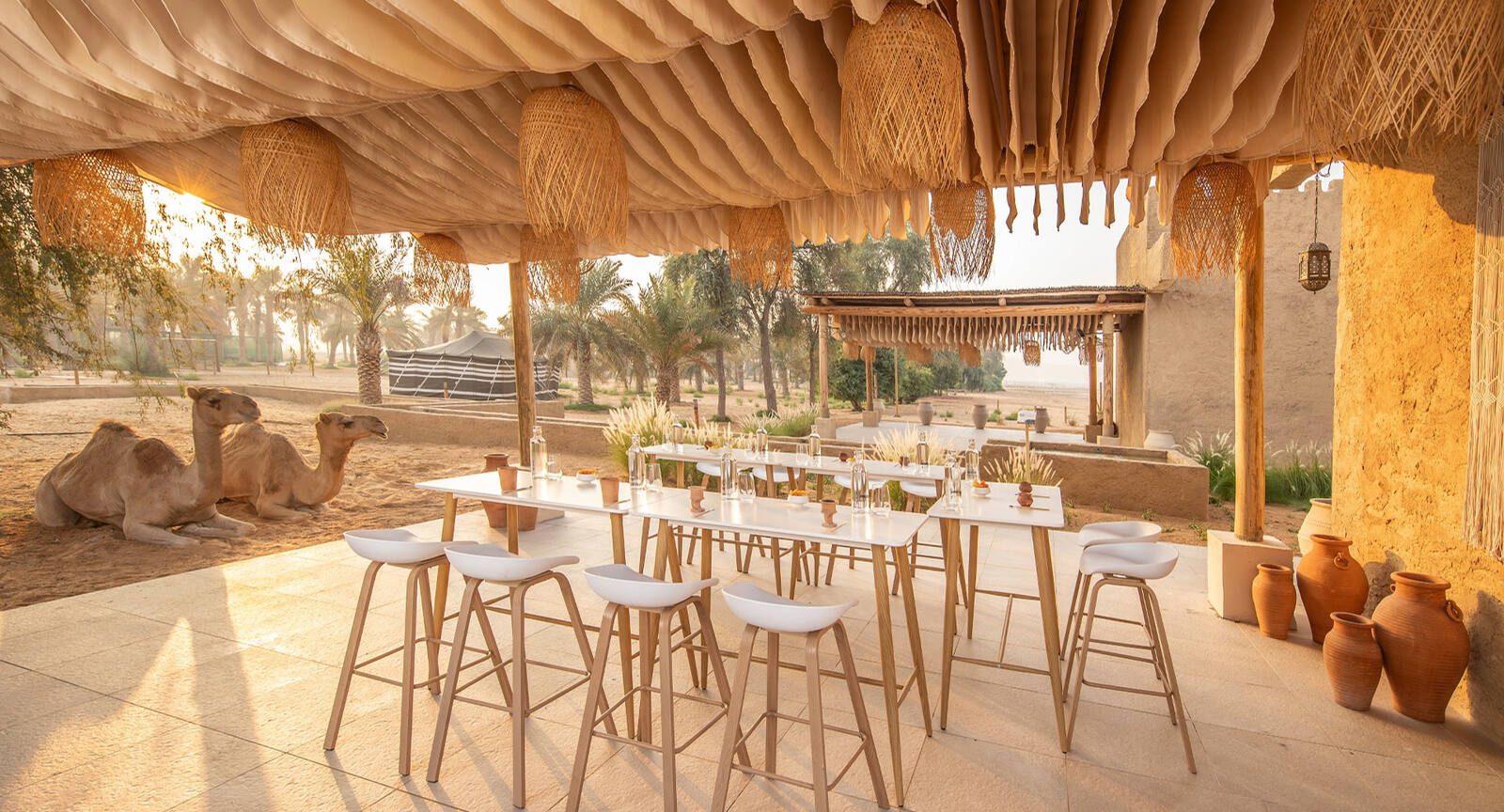 Qasr Al Sarab 度假村 Ezba 的木構戶外座位