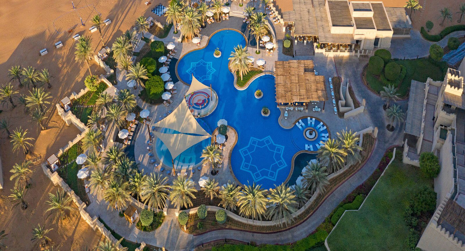 Qasr Al Sarab 度假村泳池區的空拍