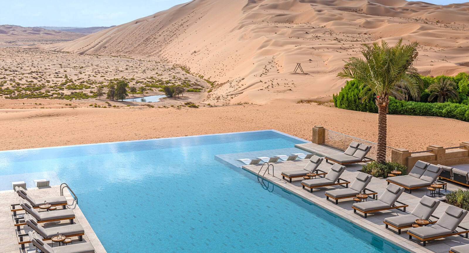 Qasr Al Sarab 度假村的無邊際泳池與沙丘