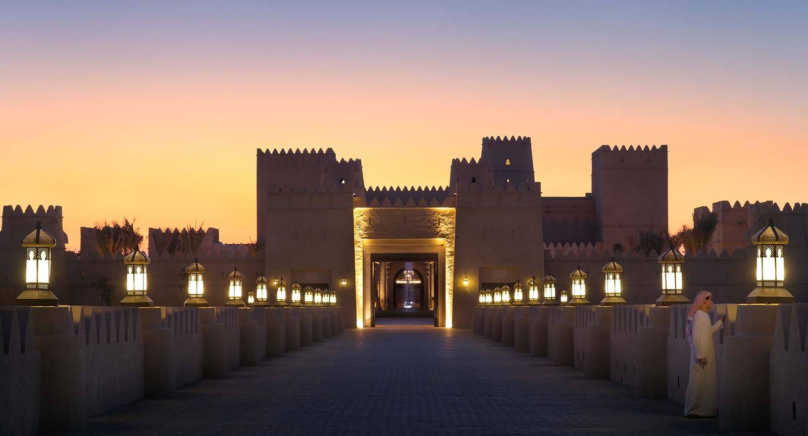 Qasr Al Sarab 度假村入夜後點火的城堡入口