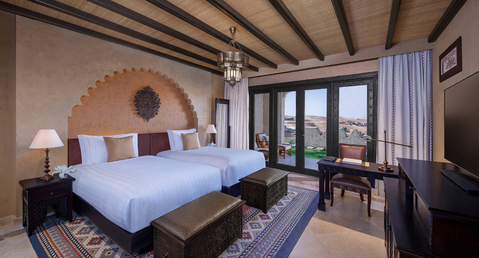 Qasr Al Sarab 度假村雙床客房的臥室
