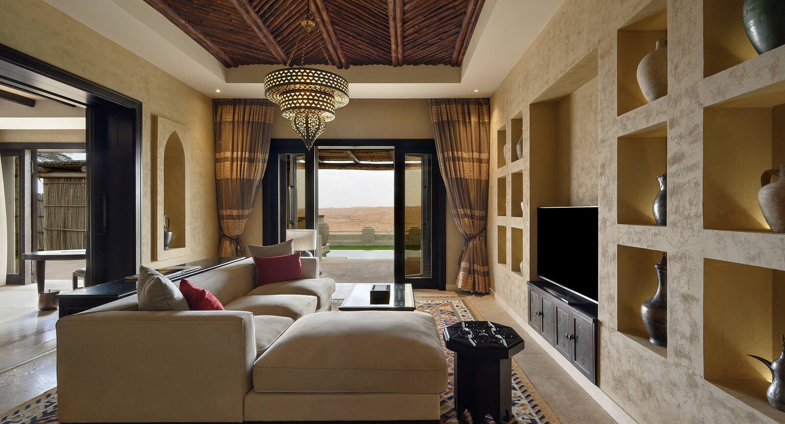 Qasr Al Sarab 度假村套房的起居空間