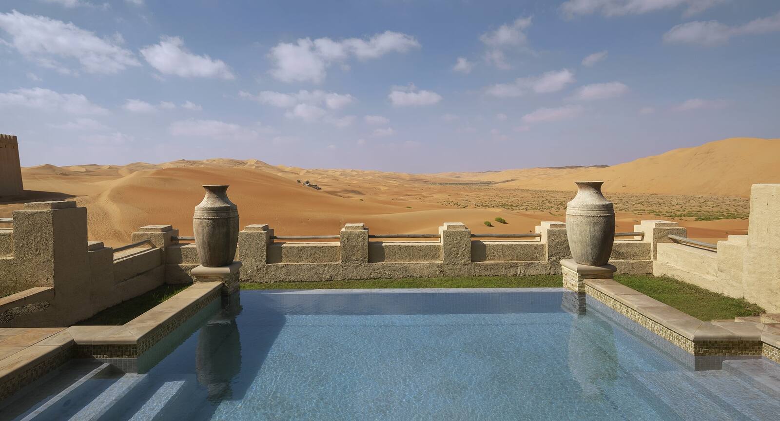 Qasr Al Sarab 度假村別墅的私人泳池與沙丘