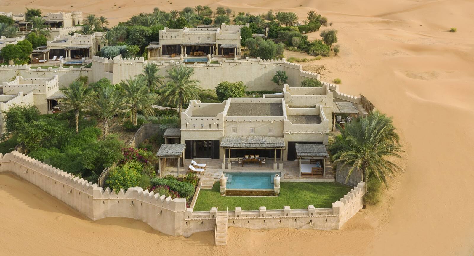Qasr Al Sarab 度假村多房別墅的庭院與泳池空拍