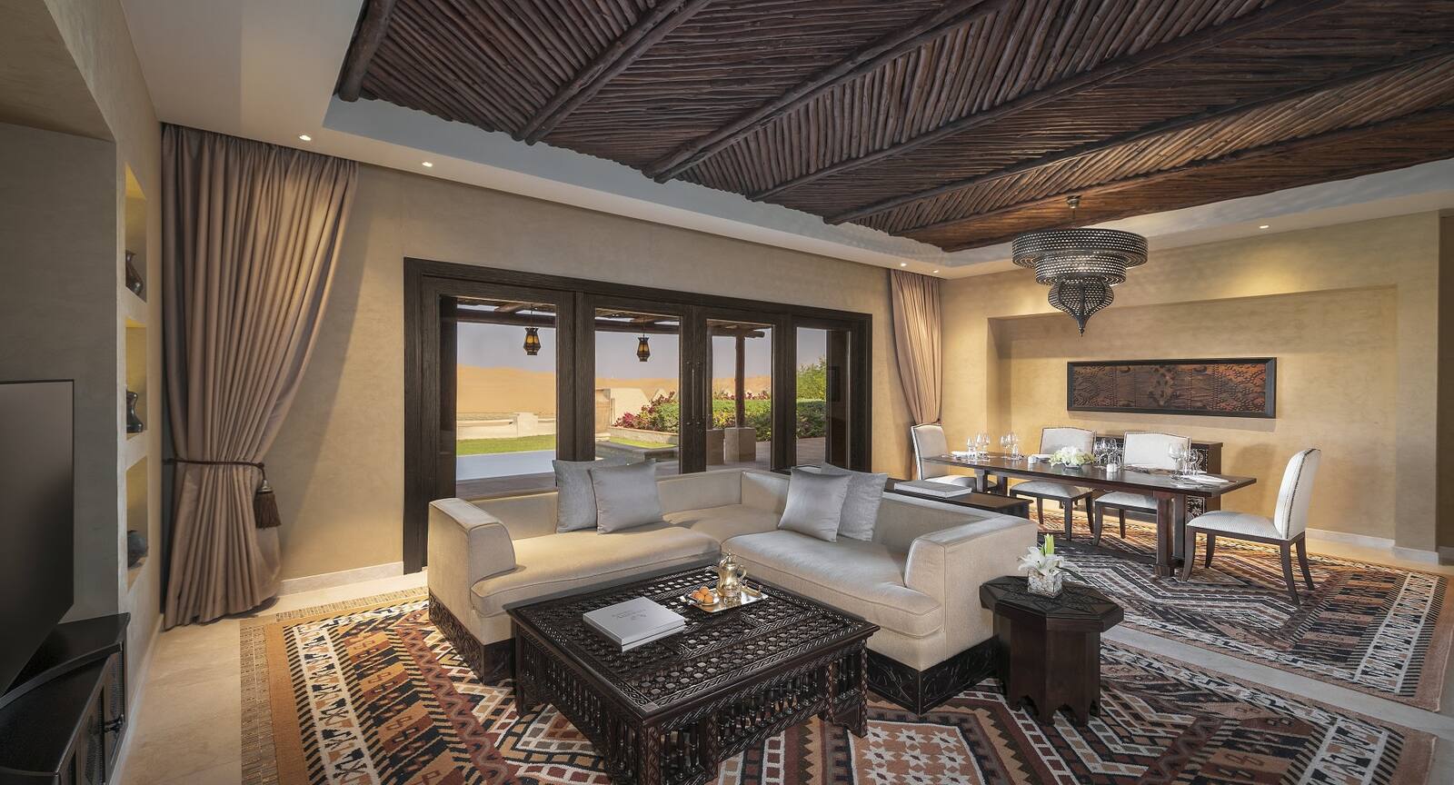 Qasr Al Sarab 度假村別墅的起居與用餐空間
