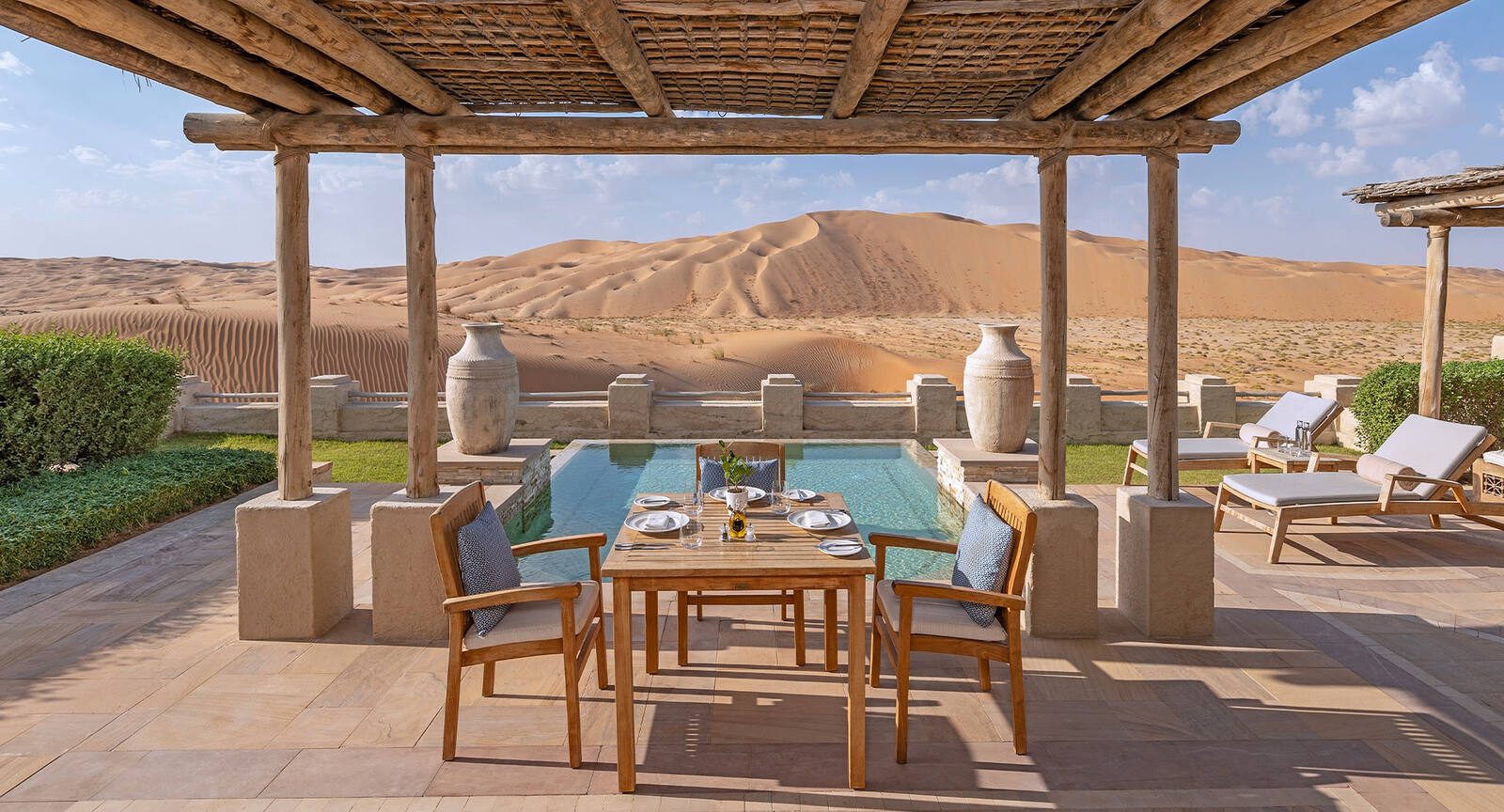 Qasr Al Sarab 度假村別墅露台的餐桌與沙丘景色