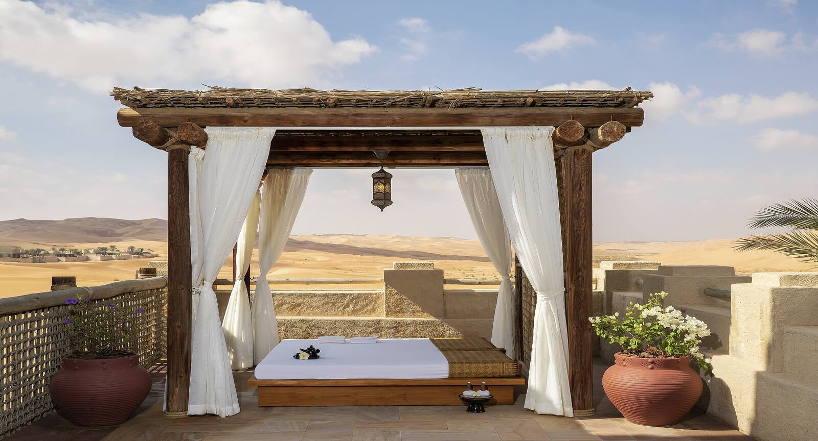 Qasr Al Sarab 度假村面向沙丘的戶外水療涼亭