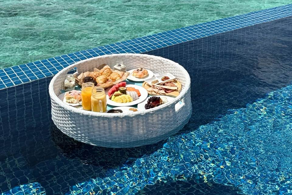 Radisson Blu 馬爾地夫私人泳池漂浮早餐