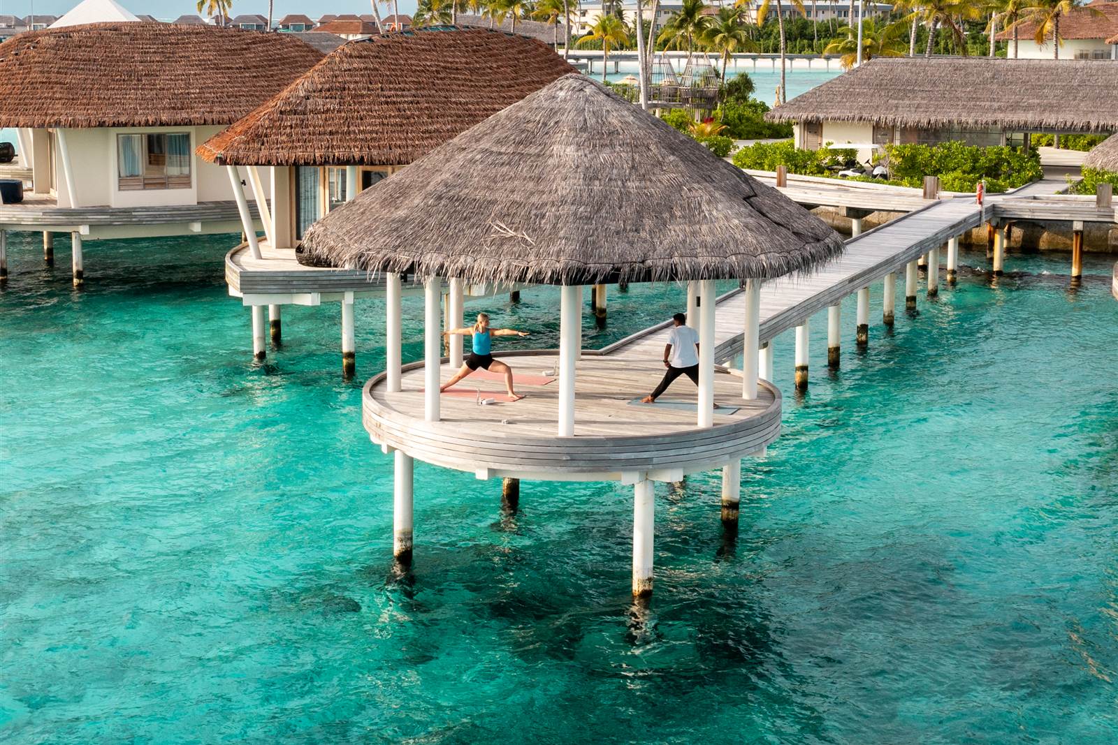 旅客在 Radisson Blu 水上涼亭練習瑜珈