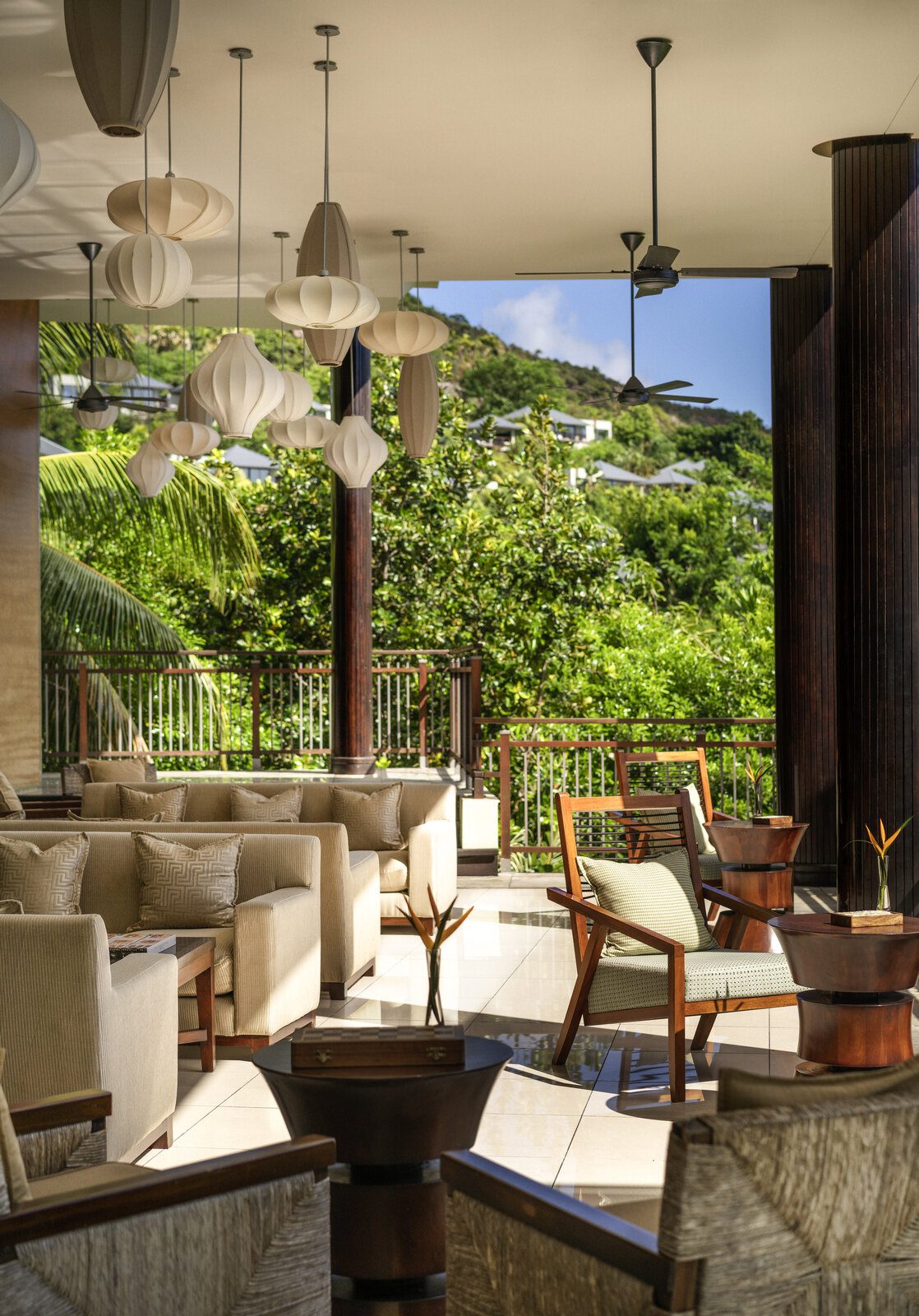 Raffles Seychelles 餐廳室內桌椅與熱帶花園