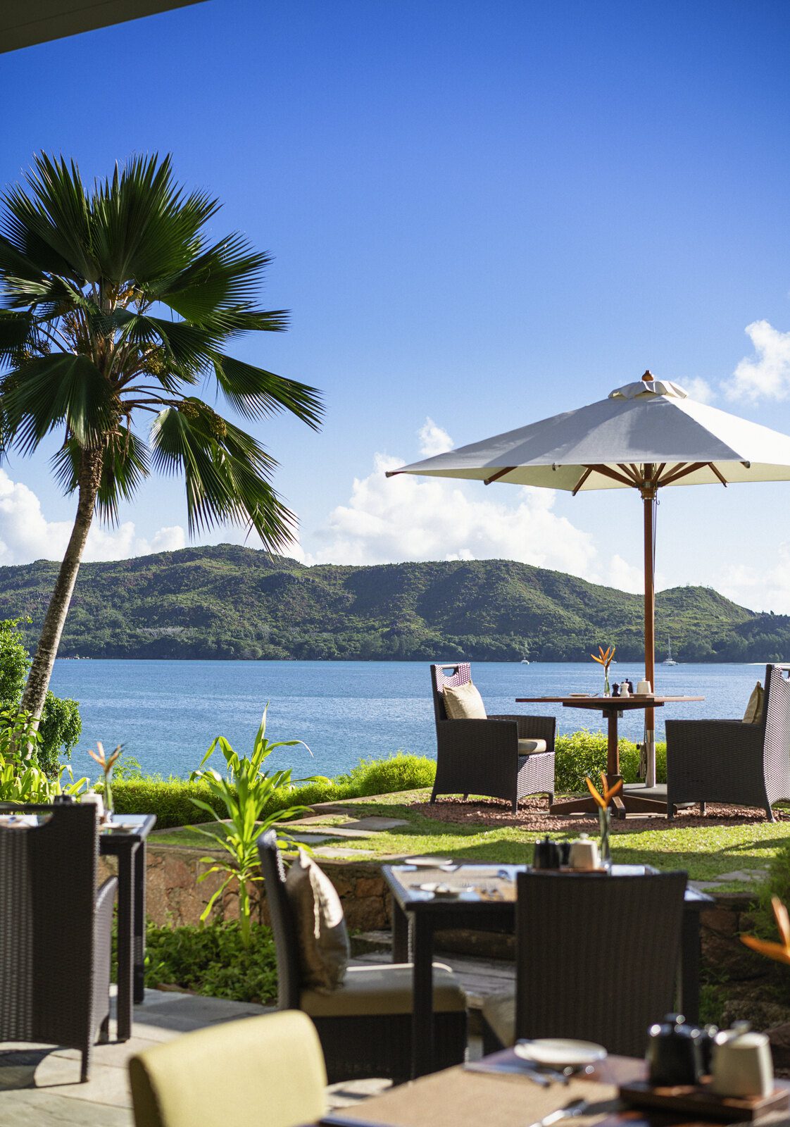 Raffles Seychelles 海景餐桌與 Anse Takamaka 海岸