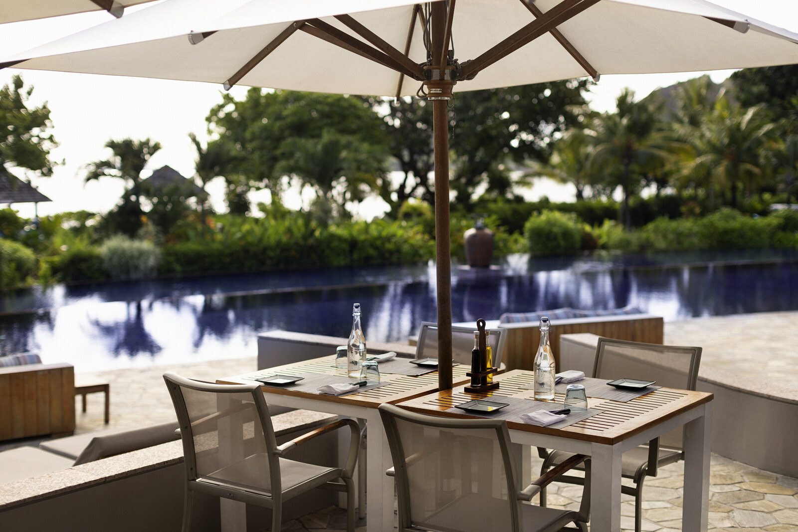 Raffles Seychelles 戶外餐廳、遮陽傘與花園座位