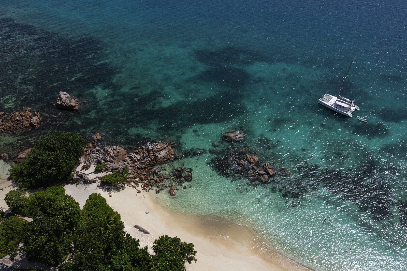 Raffles Seychelles Anse Takamaka 海灘、珊瑚海與度假村空拍