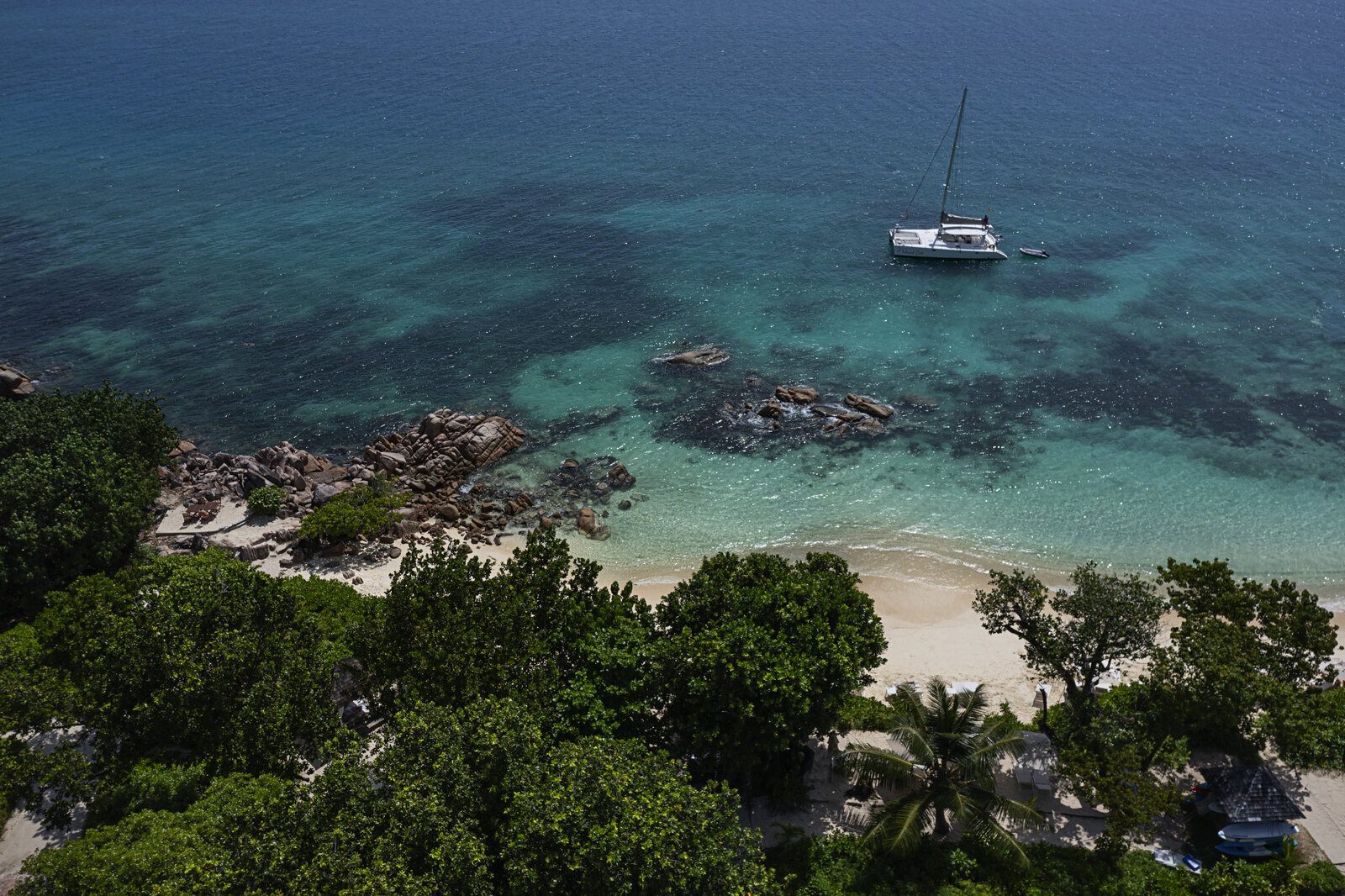Raffles Seychelles 海岸、山坡 villas 與 Curieuse Island 空拍