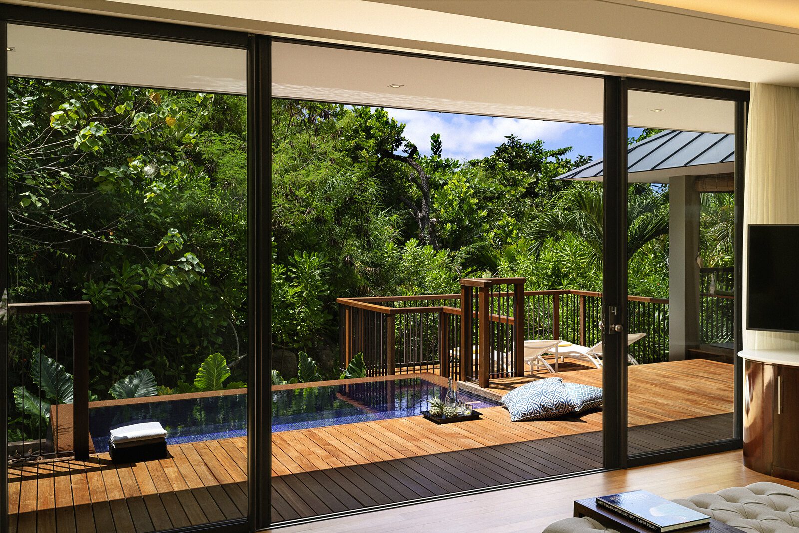 Raffles Seychelles 私人泳池 villa 木質露台、日床與花園
