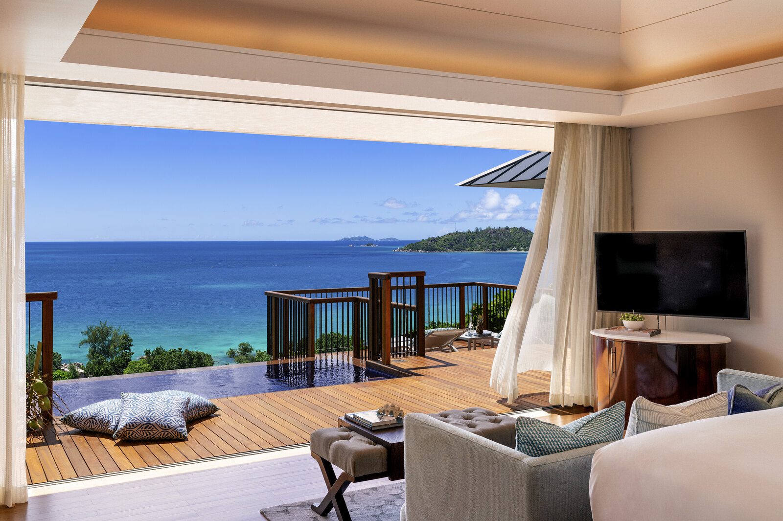 Raffles Seychelles villa 臥室、私人泳池露台與印度洋景觀