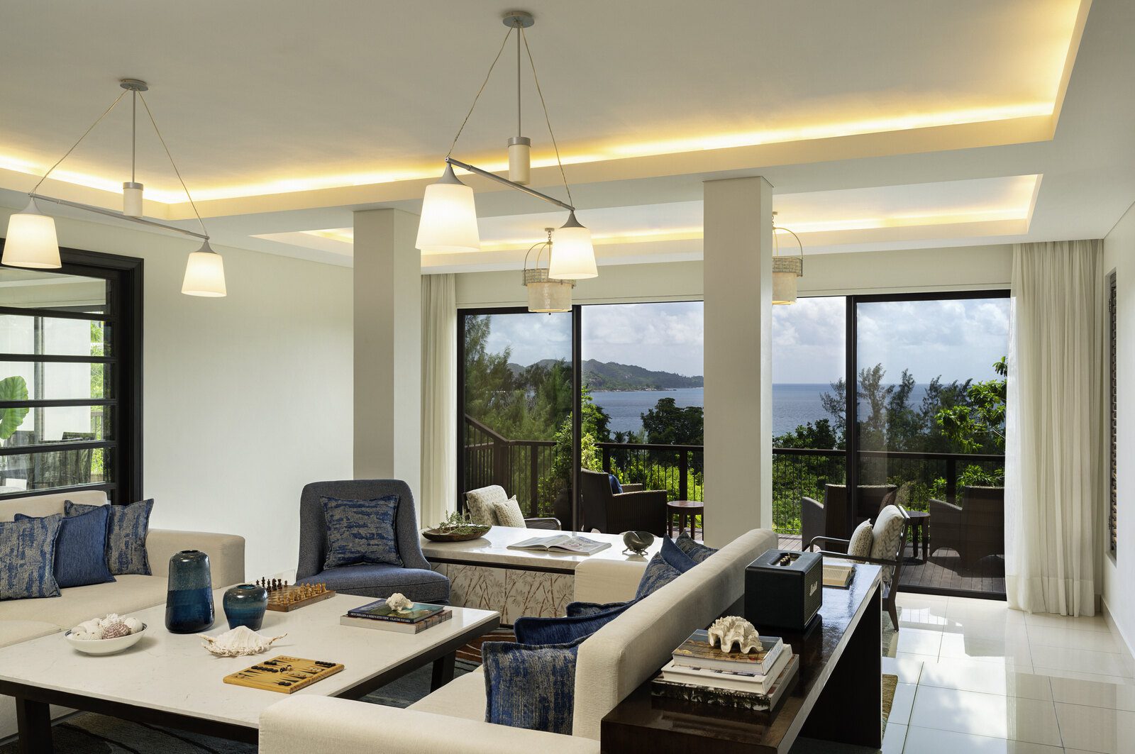 Raffles Seychelles villa 客廳、落地窗與山海景觀