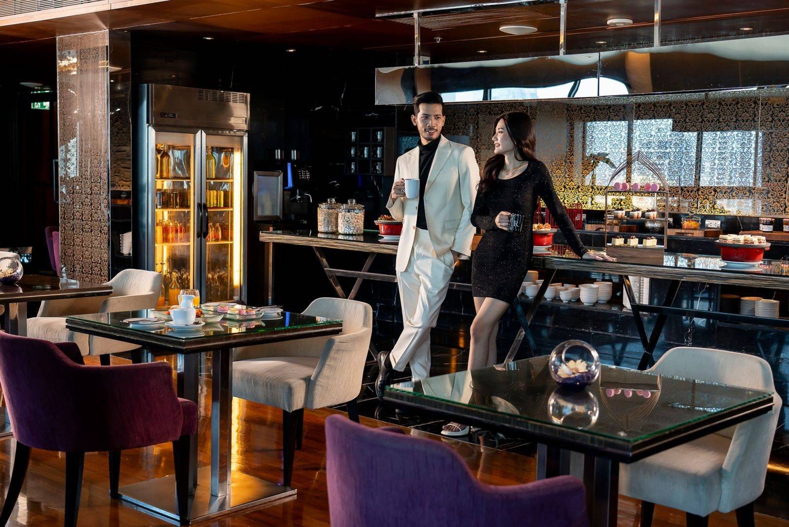 曼谷拉差帕頌萬麗酒店 Club Lounge 的座位與酒吧檯