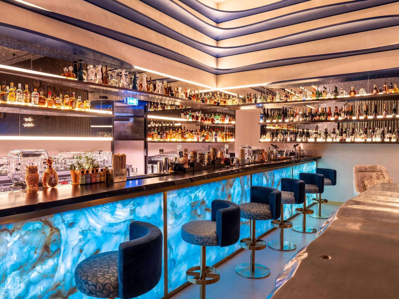 阿布達比薩迪亞特島 Rixos Premium 館內酒吧的吧檯