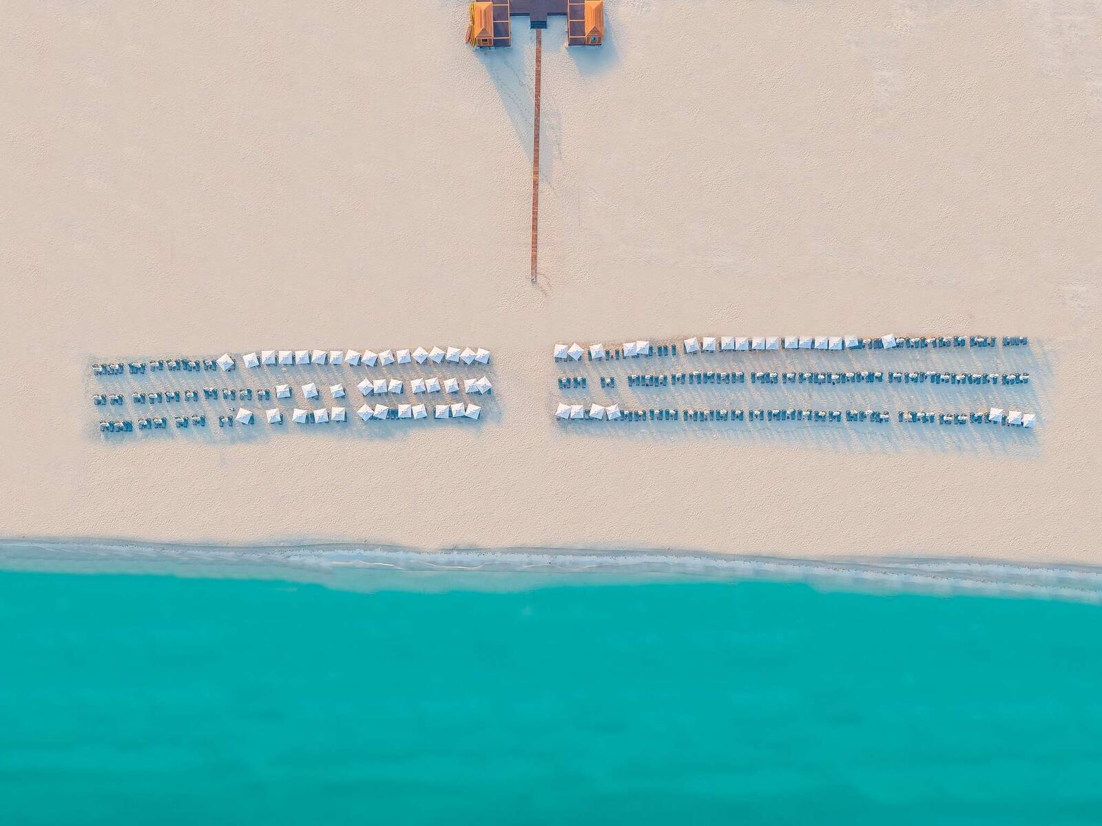 阿布達比薩迪亞特島 Rixos Premium 沙灘躺椅的空拍