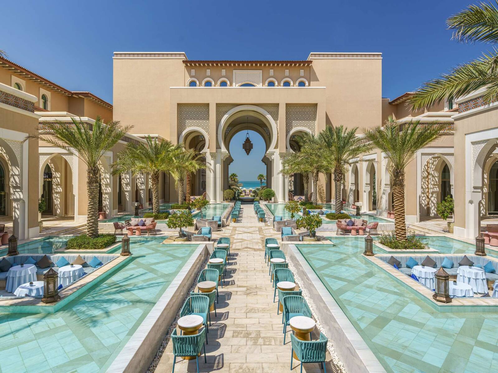 阿布達比薩迪亞特島 Rixos Premium 中庭的長條水池與拱門