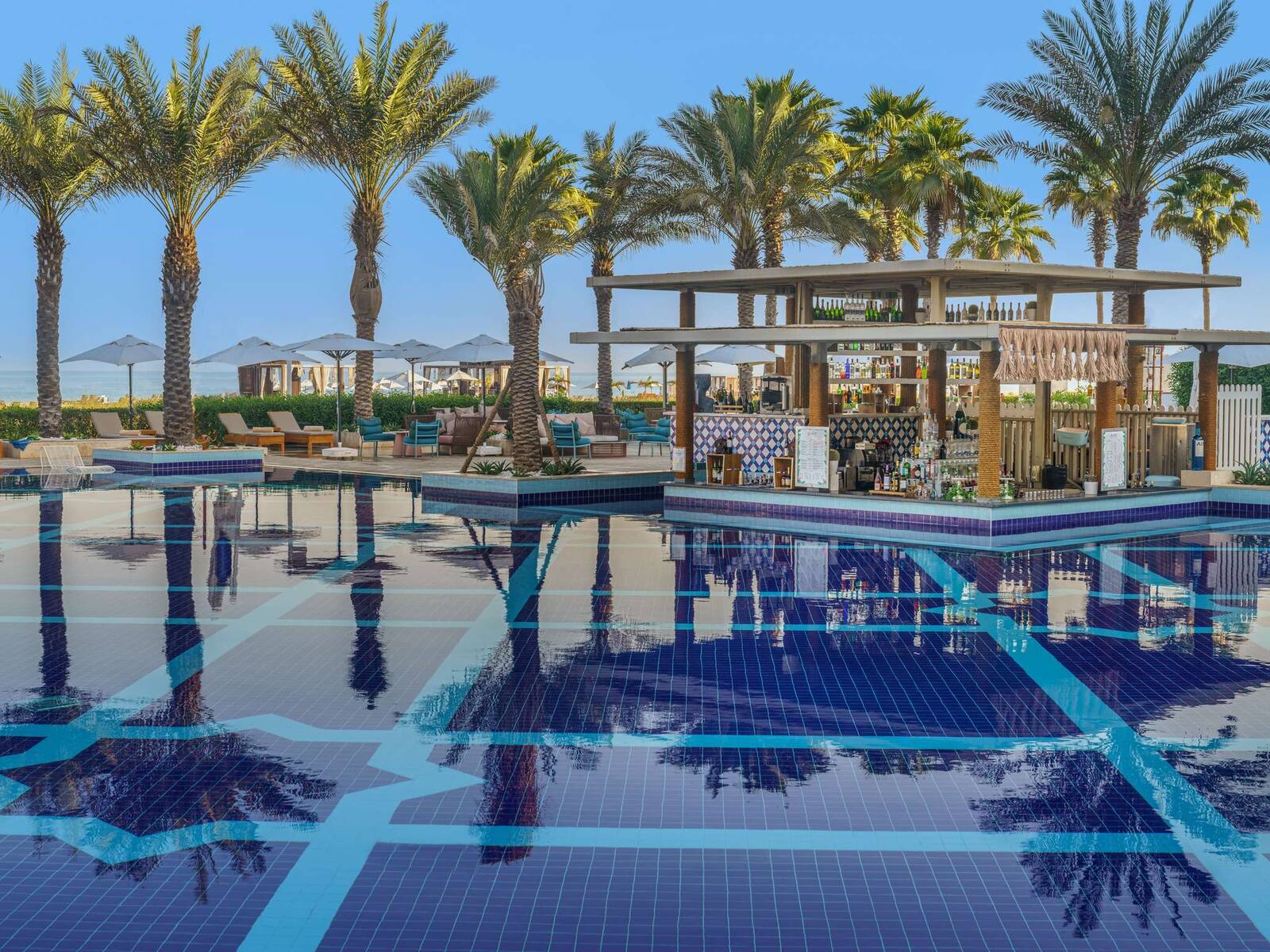 阿布達比薩迪亞特島 Rixos Premium 泳池畔的涼棚與棕櫚樹
