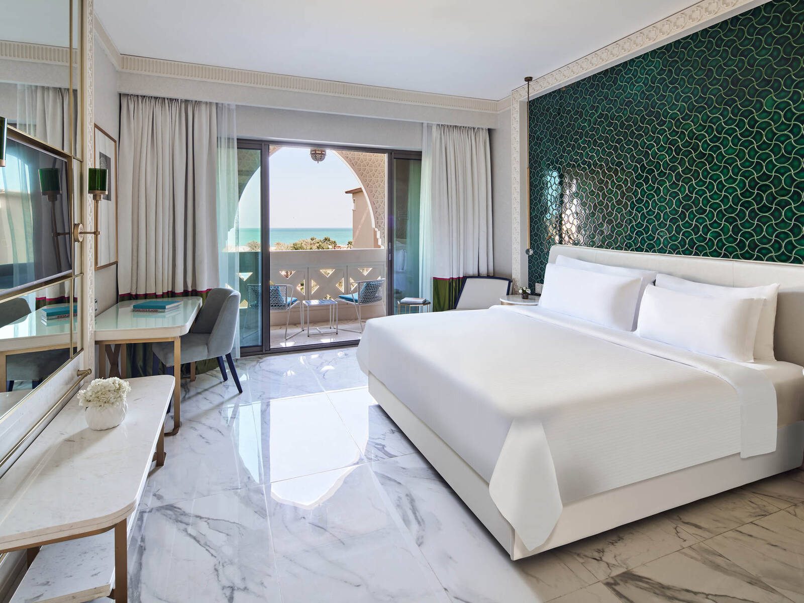 阿布達比薩迪亞特島 Rixos Premium 海景客房的臥室與陽台