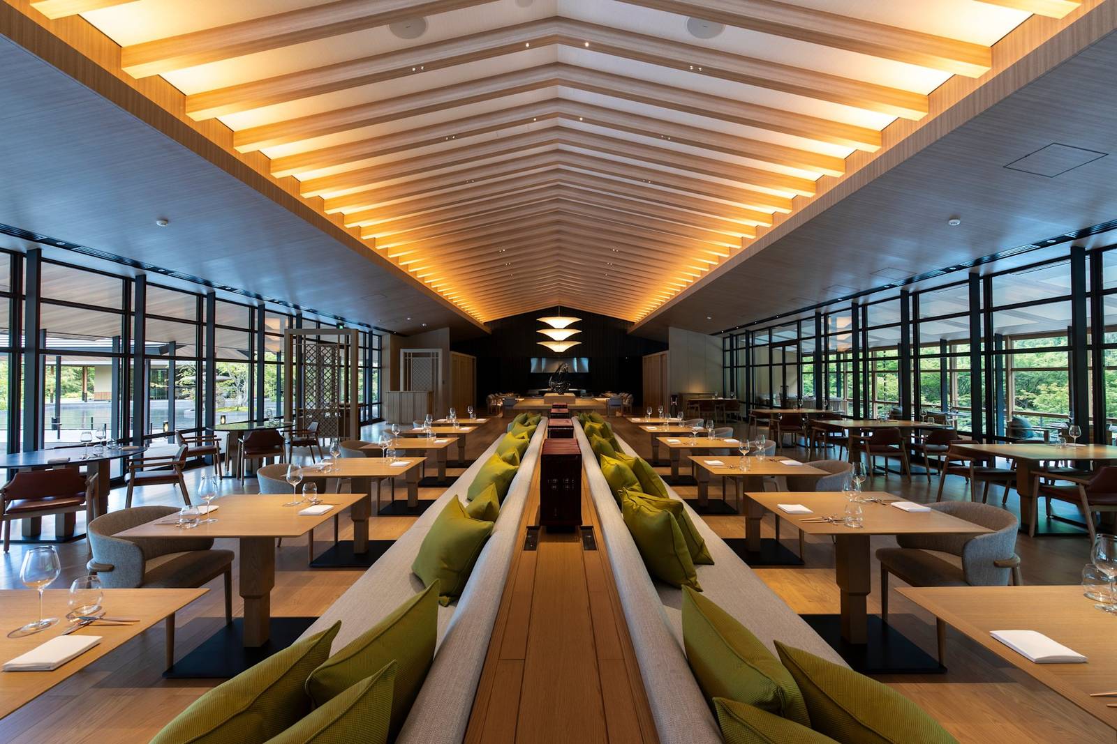 ROKU KYOTO TENJIN All-Day Dining 木構挑高用餐區