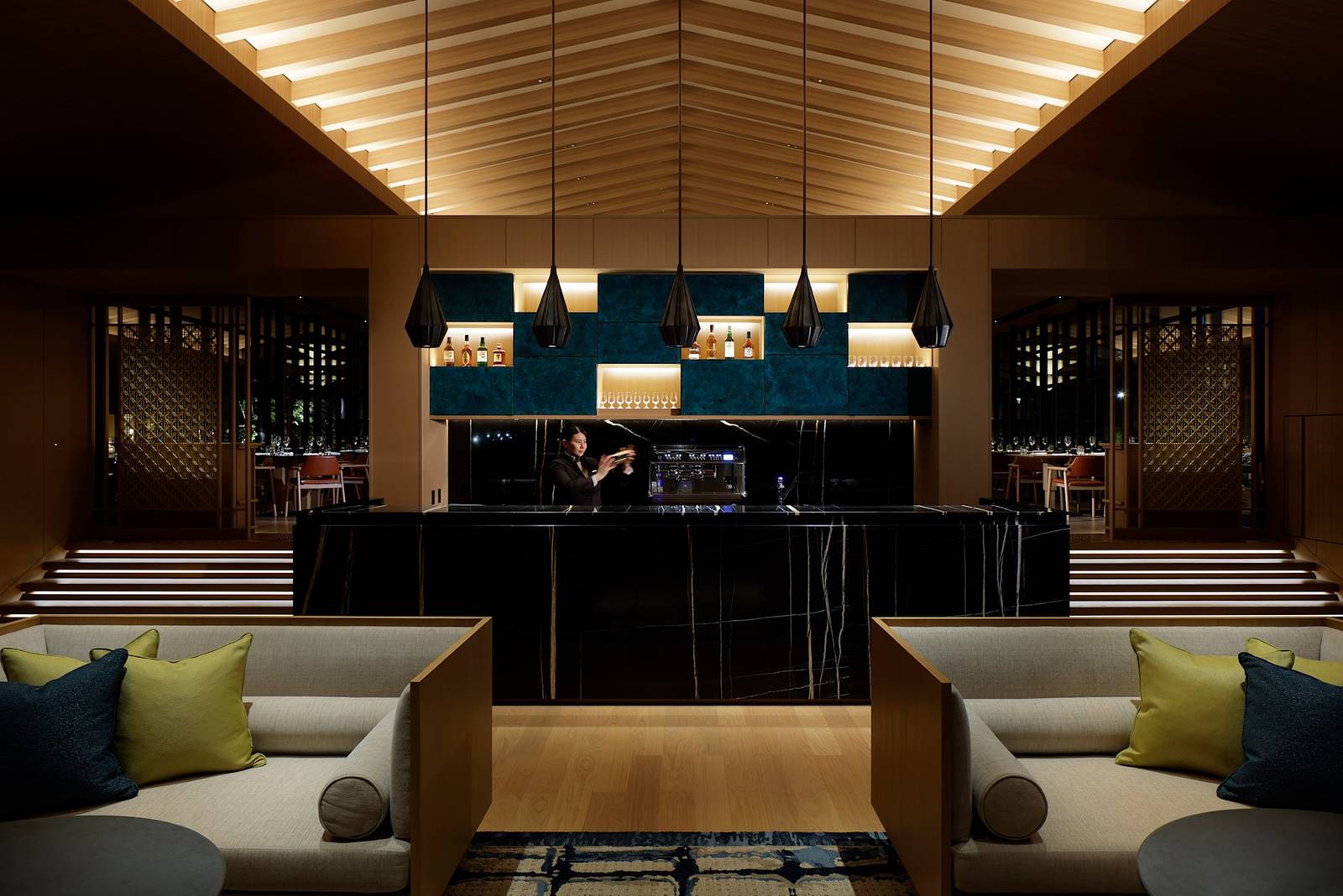ROKU KYOTO TENJIN The Bar 吧台與沙發座位