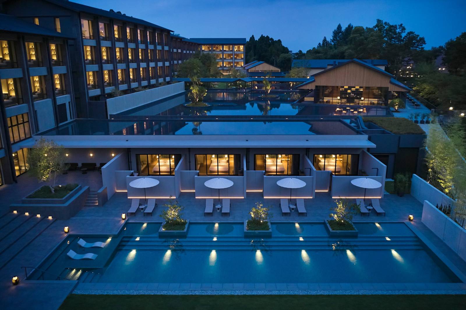 ROKU KYOTO 戶外溫泉池與夜間燈光