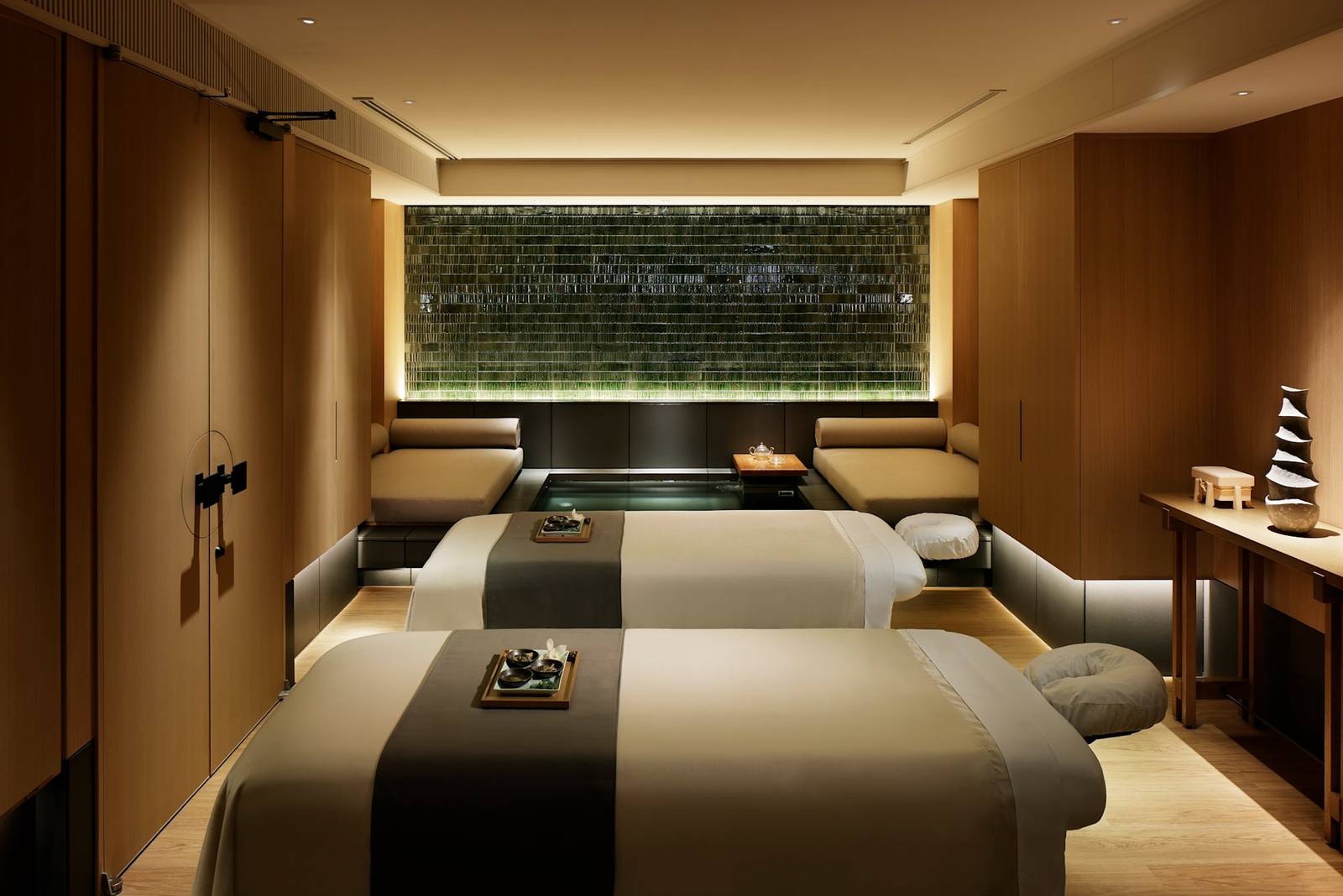 ROKU KYOTO THE ROKU SPA 療程室與綠植牆