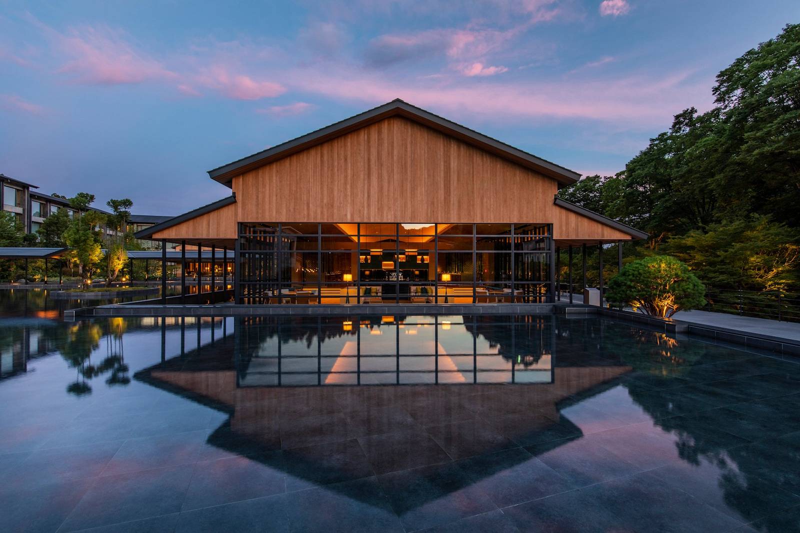 ROKU KYOTO TENJIN 餐廳建築與暮色中的水盤倒影
