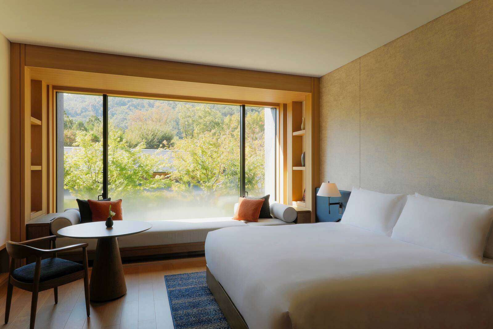 ROKU KYOTO Deluxe 大床客房與落地窗綠景