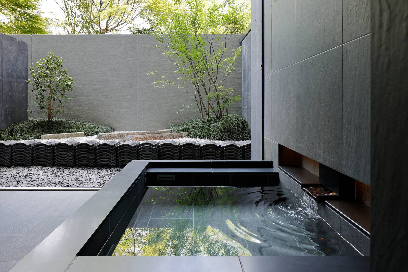 ROKU KYOTO Garden Deluxe 客房的戶外溫泉浴池與庭園