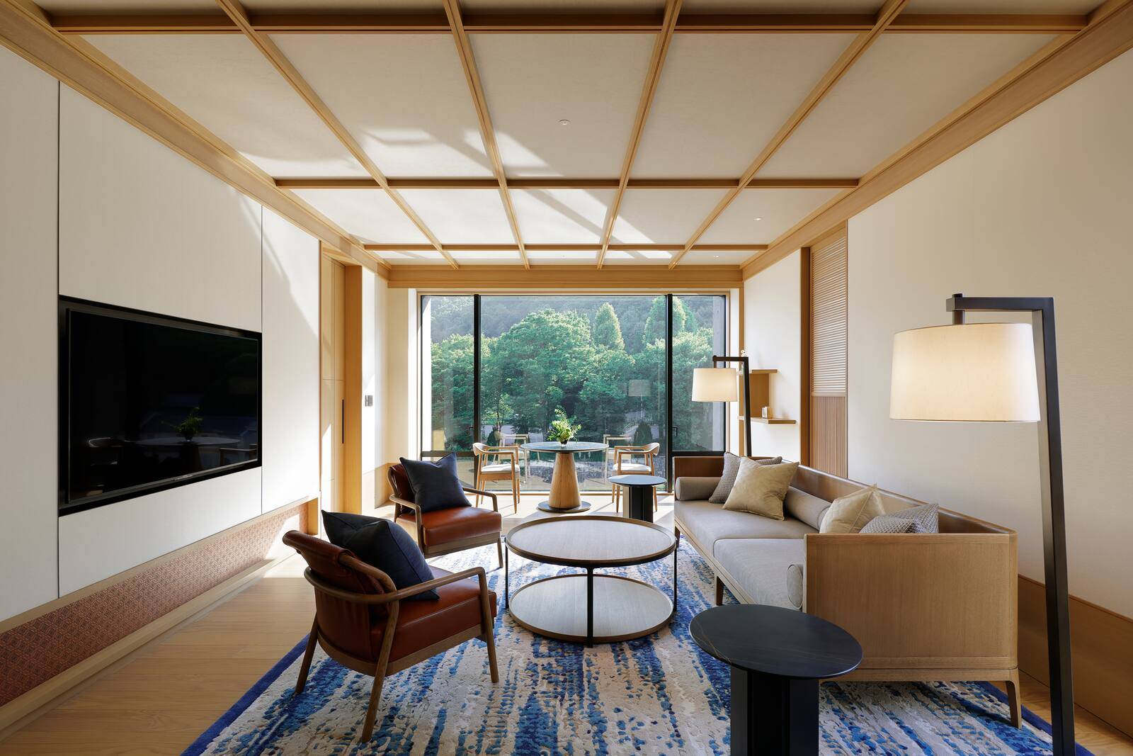 ROKU KYOTO Peak Suite 起居區與山景窗