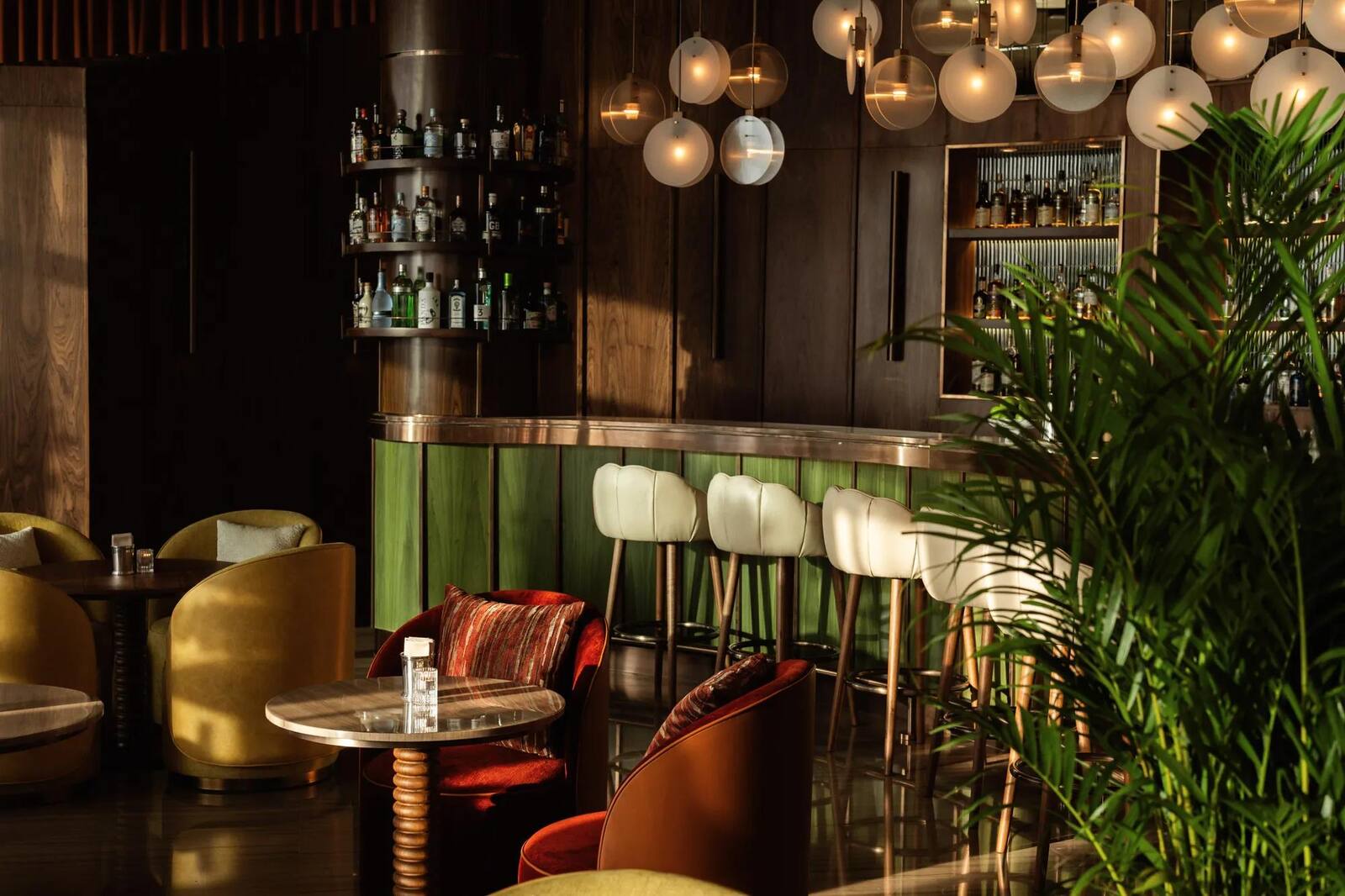 阿布達比瑰麗酒店 Hidden Bar 的吧檯與座位