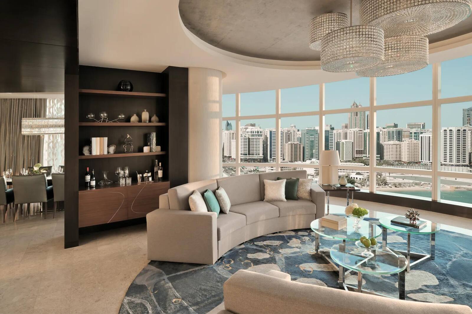 阿布達比瑰麗酒店 Royal Suite 的起居空間