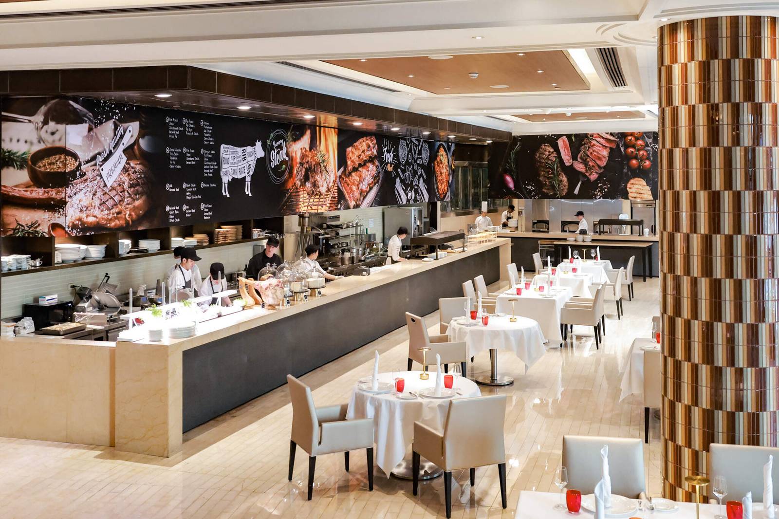 曼谷香格里拉酒店 Volti Tuscan Grill & Bar：開放式廚房、木桌椅與暖色燈光，義式牛排館氛圍