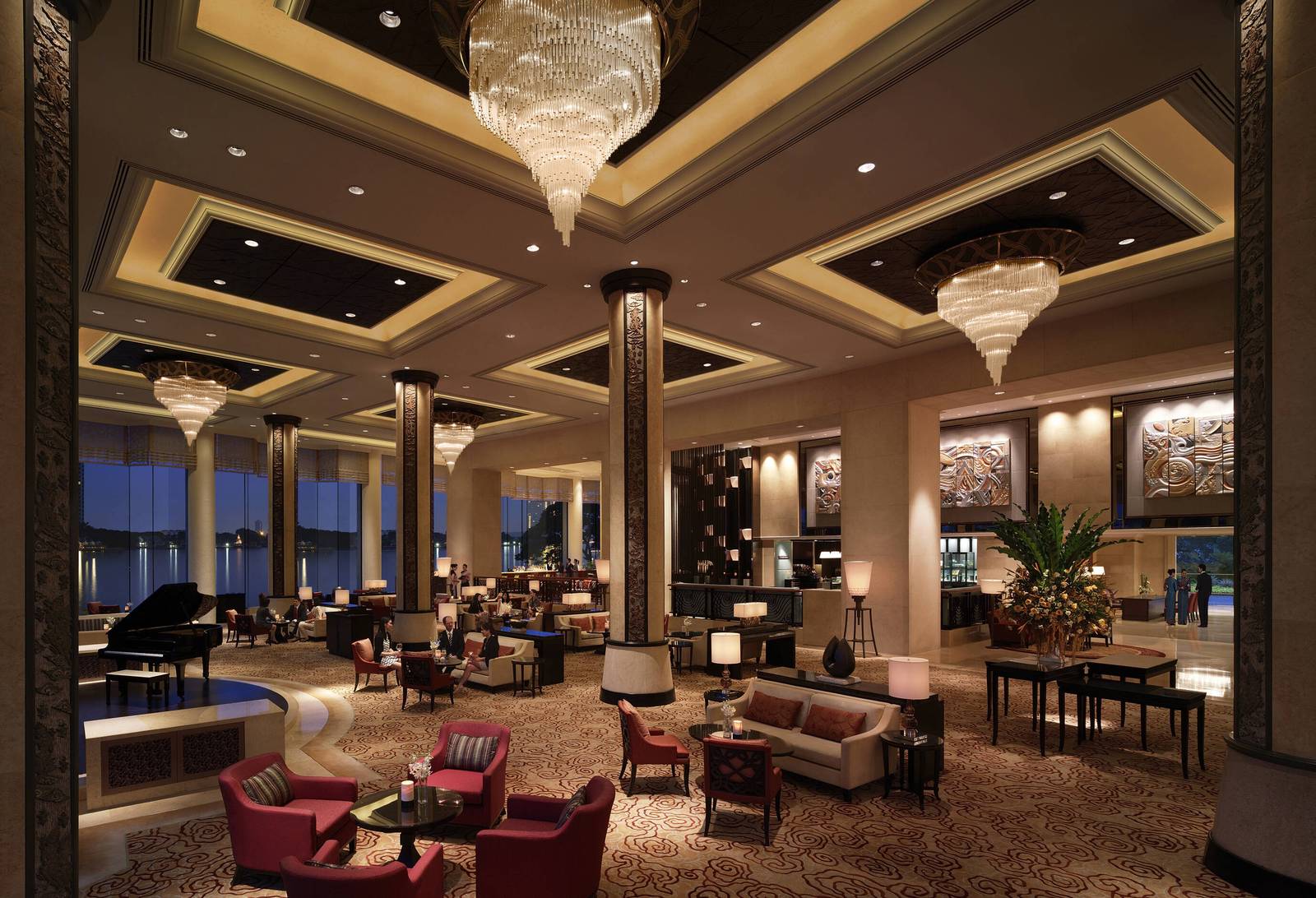 曼谷香格里拉酒店 Lobby Lounge：挑高大廳、大型水晶吊燈、沙發區與鋼琴，落地窗外可見河岸綠意