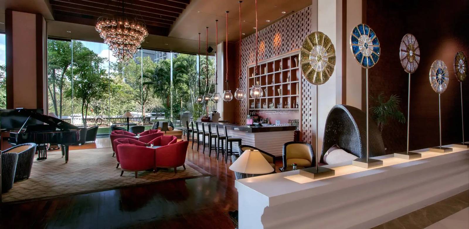 清邁香格里拉酒店 Lobby Lounge 鋼琴、酒吧與花園窗景
