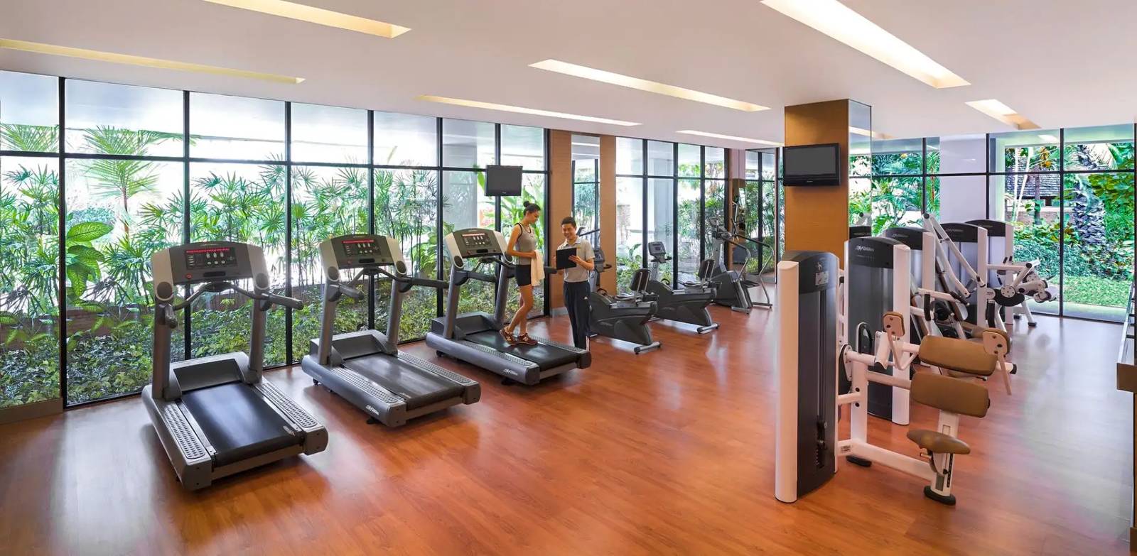 清邁香格里拉酒店健身中心跑步機與花園落地窗